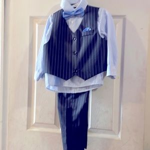 Boys 4 piece Navy blue suit!